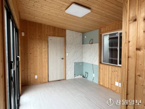 도내 한 건축사에서 제작한 4평 규격의 체류형 쉼터 내부 모습. 사진=고은기자