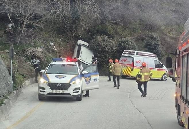 ▲ 사고현장에 경찰과 119구조대가 출동해 현장을 수습하고 있다. 사진 독자제공