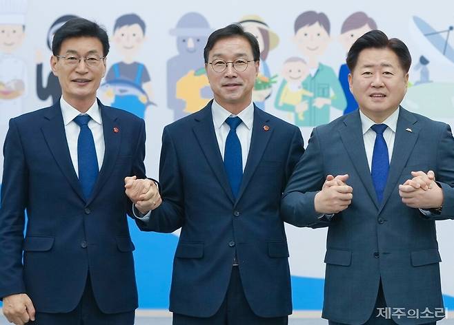 왼쪽부터 2024년 총선 이후 만난 문대림-위성곤 국회의원, 오영훈 제주도지사. ⓒ제주의소리 자료사진