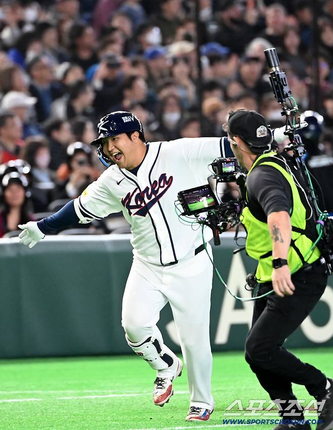 5일 일본 도쿄돔에서 열린 WBC(월드베이스볼클래식) 한국과 체코의 경기. 1회말 1사 만루 문보경이 선제 만루홈런을 치고 기쁨을 나누고 있다. 도쿄(일본)=허상욱 기자wook@sportschosun.com/2026.03.05/