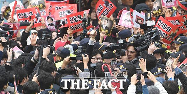 한동훈 전 국민의힘 대표가 27일 오후 대구 서문시장을 찾아 인파에 둘러싸여 있다. /대구=박상민 기자