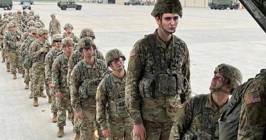 미국의 이란 공격 뒤 도널드 트럼프 대통령의 막내 아들인 배런 트럼프의 입대를 촉구하는 AI생성 이미지가 소셜미디어를 통해 확산되고 있다. X 캡처