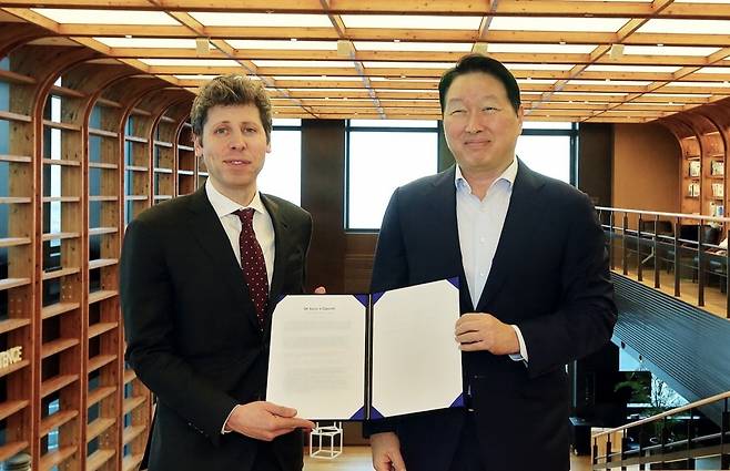 최태원 SK그룹 회장(오른쪽)과 샘 올트먼 OpenAI CEO(왼쪽) 등 양사 경영진들이 지난해 10월 서울 종로구 SK서린빌딩에서 메모리 공급 의향서(Memory Supply LOI)와 서남권 AI DC 협력에 관한 양해각서(MOU)를 체결했다.