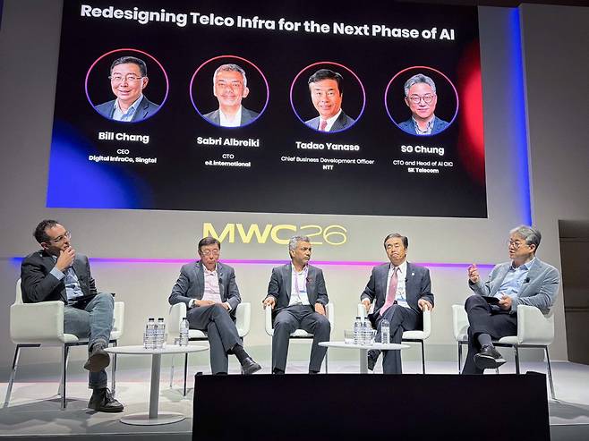 2일(현지시간) MWC26에서 부대행사로 열린 AI DC 관련 컨퍼런스에서 글로벌 주요 통신사 경영진들이 패널 토의하는 모습. (왼쪽부터) 케렘 아르살(Kerem Arsal) 옴디아 수석 책임 애널리스트, 빌 창(Bill Chang) 싱텔 디지털 인프라코(Singtel Digital InfraCo) CEO, 사브리 알브레이키(Sabri Albreiki) 이앤 인터내셔널(e& international) CTO, 야나세 다다오NTT 최고사업개발책임자(CBDO; Chief Business Development Officer), 정석근 SKT AI CIC장.