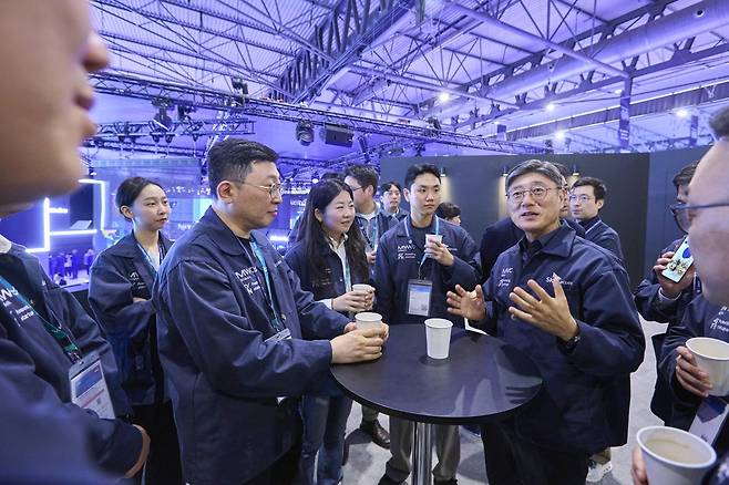 정재헌 CEO(오른쪽 앞 첫 번째)가 MWC26에서 스타트업 15곳 대표들과 런치 미팅을 갖고 있는 모습.