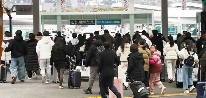 6일 국가데이터처는 2월 소비자물가가 전년 동월대비 2.0% 상승했다고 발표했다. 지난달 여행과 숙박, 렌터카 비용이 가파르게 올랐는데, 특히 제주도 렌터카를 중심으로 승용차 임차료는 역대 최고치인 37.1%나 올랐다. 사진은 지난 1월말 관광객들이 제주국제공항에서 렌터카 하우스로 이동하는 모습. 뉴스1