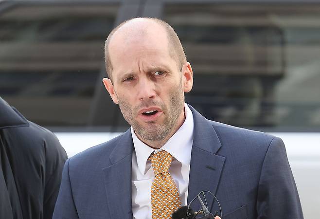 해롤드 로저스 쿠팡 한국 임시대표가 6일 국회 '쿠팡 사태 연석 청문회'에서 허위 증언을 한 혐의(국회증언감정법상 위증) 관련 조사를 받기 위해 서울 마포구 서울경찰청 반부패수사대에 출석하고 있다. 연합뉴스