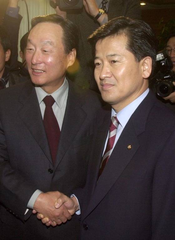 민주당 권노갑 최고위원(左)과 정동영 최고위원이 7일 오전 최고위원회의를 마친 뒤 어색한 표정으로 악수하고 있다