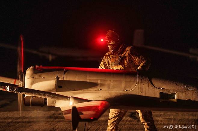우크라이나 제14 분리 무인항공시스템연대의 한 우크라이나 군인이 지난해 10월 공개되지 않은 장소에서 장거리 드론 An-196 리우티를 발사할 준비를 하고 있다. /사진=뉴시스
