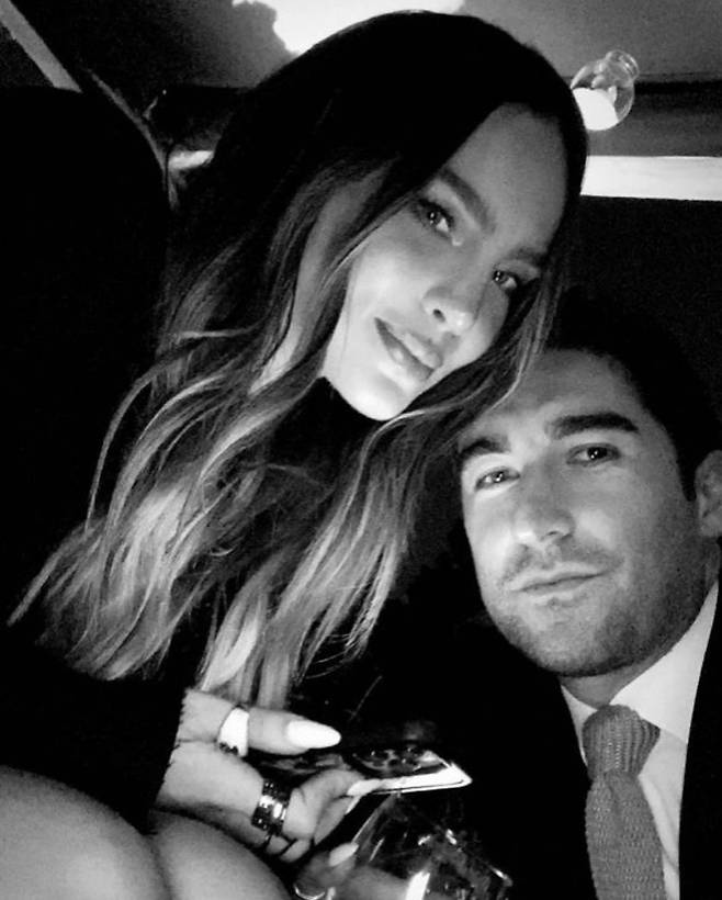 배우 엠마 왓슨과 열애설에 휩싸인 멕시코의 억만장자 사업가 곤살로 에비아 바예레스(사진 오른쪽)이 2022년부터 2024년까지 열애한 것으로 알려진 멕시코 가수 겸 배우 벨린다(왼쪽)와 함께 찍은 사진. /사진=인스타그램