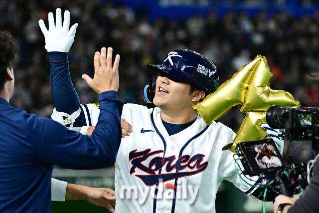 5일 일본 도쿄돔에서 열린 2026 월드 베이스볼 클래식(WBC) 조별리그 한국-체코 경기.문보경이 1회말 1사 만루에 홈런을 친 후 기뻐하고 있다./도쿄(일본)=한혁승 기자 hanfoto@mydaily.co.kr