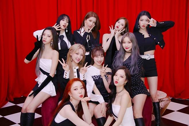 2016년 데뷔해 올해 10주년을 맞은 그룹 우주소녀. 사진은 코로나 팬데믹 시절인 2021년 발매한 '언내추럴' 앨범 당시 모습. 우주소녀 공식 트위터