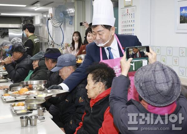 ▲ 김관영 전북특별자치도지사가 노인복지시설 식당에서 어르신들에게 배식하고 있다. ⓒ전북도