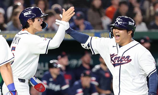 5일 일본 도쿄돔에서 열린 2026 WBC 조별리그 C조 1차전 한국과 체코와의 경기, 1회말 1사 주자 만루 한국 문보경이 만루홈런을 친 뒤 김도영과 기쁨을 나누고 있다. 뉴시스