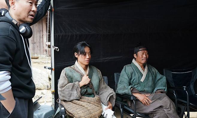 영화 ‘왕과 사는 남자’ 촬영장에서 장항준 감독