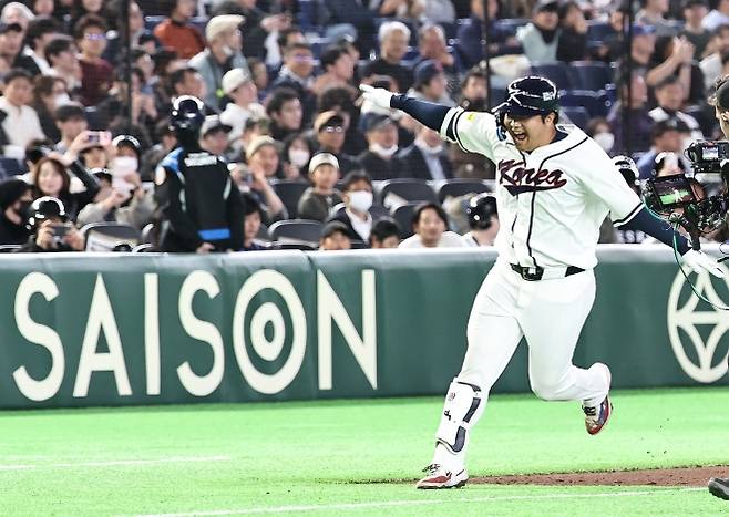 한국야구 대표팀의 문보경이 5일 일본 도쿄돔에서 열린 2026 WBC 조별리그 C조 1차전 체코와의 경기 1회에 만루홈런을 날린 뒤 두 팔을 벌려 홈으로 들어오고 있다. 대표팀은 미국 마이애미로 가자는 의미로 비행기 세리머니를 펼치고 있다. 한국은 홈런 4방을 터뜨리며 11-4로 승리했다. 도쿄 연합뉴스