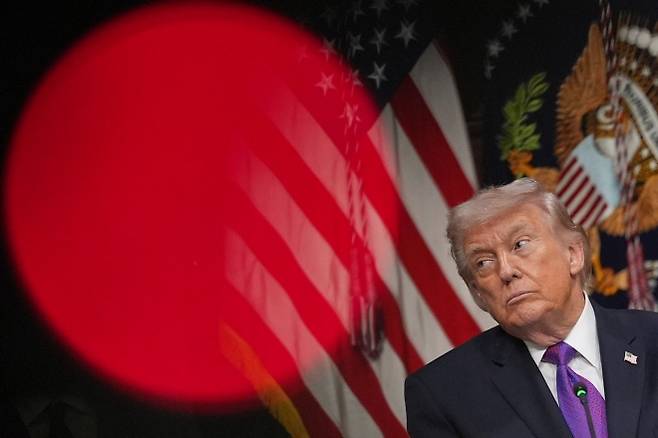 도널드 트럼프 미국 대통령이 4일(현지시간) 백악관 아이젠하워 행정관청사 안디언 조약 회의실에서 열린 납세자보호서약 관련 행사에 참석하고 있다. 2026.3.4 워싱턴 AP 연합뉴스