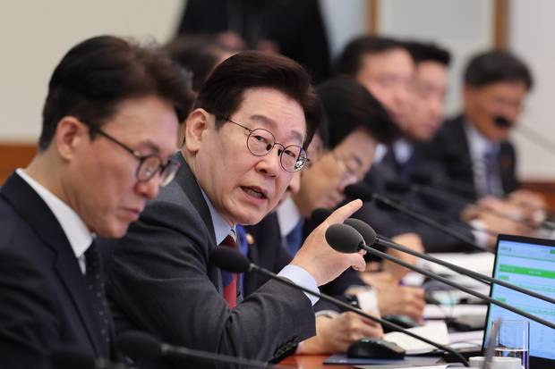 이재명 대통령이 5일 청와대에서 열린 중동 상황 대응책 논의를 위한 국무회의에서 발언하고 있다. 연합뉴스