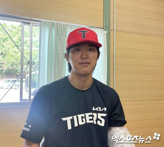 KIA 타이거즈 이의리가 6일 일본 오키나와 킨 구장에서 열린 LG 트윈스와의 연습경기 선발 등판 이후 취재진과 인터뷰에 응하고 있다. 일본 오키나와, 김유민 기자