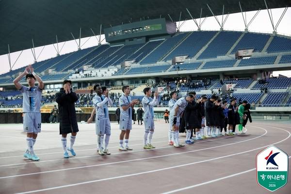 7일 K리그1 2라운드 광주FC와의 경기 후 인천 유나이티드 선수들이 팬들에게 인사하고 있다. /한국프로축구연맹 제공
