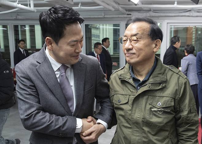 ▲ 국민의힘 장동혁 대표(왼쪽)과 이정현 공천관리위원장이 2월 23일 서울 여의도 중앙당사에서 열린 제9회 전국동시지방선거 중앙당 공천관리위원회 공천 혁신 서약식에서 서로 악수하고 있다. 연합뉴스