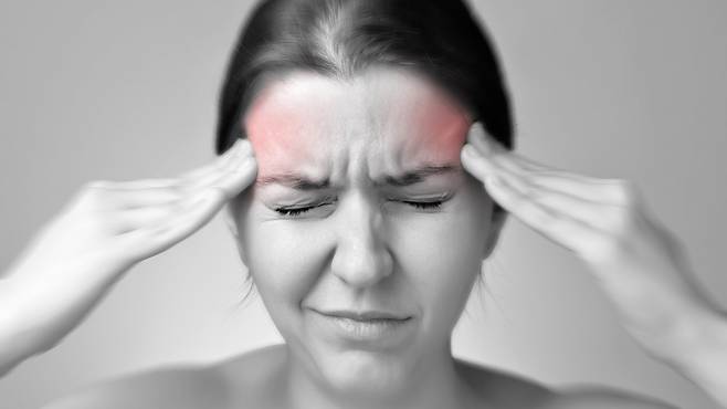 나아지지 않는 만성피로는 두통을 유발하기도 한다|출처: 클립아트코리아