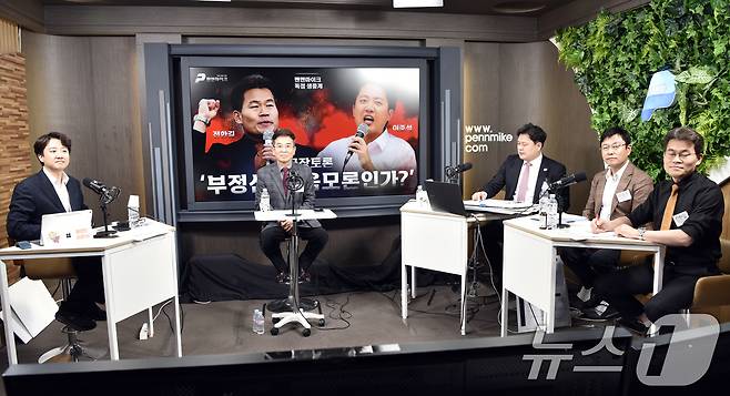 이준석 개혁신당 대표는 27일 오후 보수 유튜버 전한길 씨 등과 이른바 '부정선거 끝장토론'을 하고 있다. (개혁신당 제공. 재판매 및 DB 금지) 2026.2.27 ⓒ 뉴스1 김명섭 기자