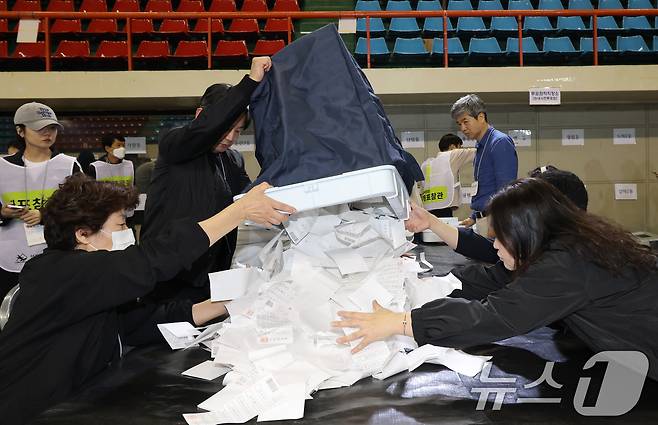 개표사무원들이 사전투표 투표함 투표용지를 꺼내고 있다. ⓒ 뉴스1 김기태 기자
