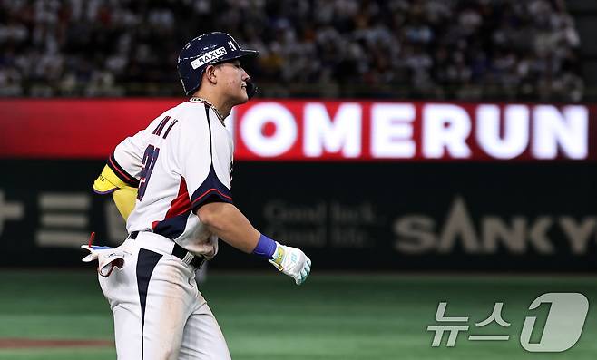 16일 오후 일본 도쿄돔에서 열린 월드베이스볼클래식(WBC) 대비 평가전 '2025 케이 베이스볼 시리즈(K-BASEBALL SERIES)' 일본과의 2차전 경기. 대한민국 안현민이 8회말 1사 주자없는 상황 솔로홈런을 치고 그라운드를 돌고 있다. 2025.11.16 ⓒ 뉴스1 구윤성 기자
