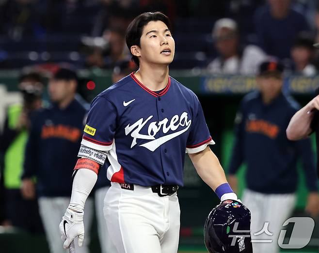 7일 오후 일본 도쿄돔에서 열린 2026 월드베이스볼클래식 C조 조별리그 대한민국과 일본의 경기. 대한민국 김혜성이 8회말 삼진으로 2사 만루 찬스를 놓치자 아쉬워하고 있다. 2026.3.7 ⓒ 뉴스1 구윤성 기자