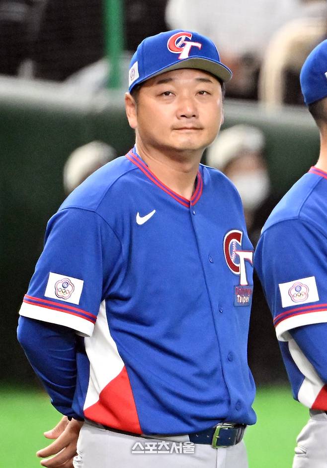 WBC 대만야구대표팀의 정하오쥐이 5일 일본 도쿄 도쿄돔에서 열린 호주와의 경기에 앞서 선수들과 함께 식전행사를 진행하고 있다. 2026. 3. 5. 도쿄(일본) | 박진업 기자 upandup@sportsseoul.com