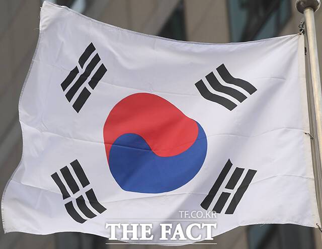 서울 영등포구 한 건물 앞에 게양된 태극기.