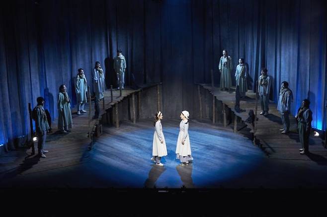 '섬:1933~2019' 공연 장면. 국립정동극장 (c)라이브러리컴퍼니