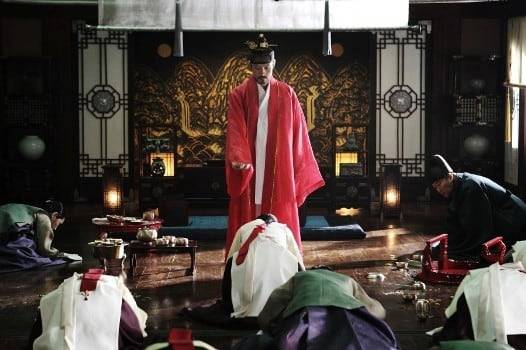 1232만명이 본 '광해, 왕이 된 남자'의 한 장면. 배우 이병헌이 1인 2역을 맡았다. 광해군이나 연산군 시대, 사도세자 스토리 등은 한국 사극의 단골 주인공이다. /CJ ENM