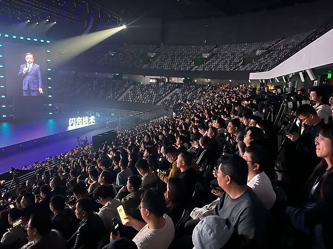 중국 선전(深圳) 대운(大運)센터 체육관에서 5일 저녁 3000명이 참석한 가운데 BYD 신기술 발표회가 열렸다./선전=이벌찬 특파원