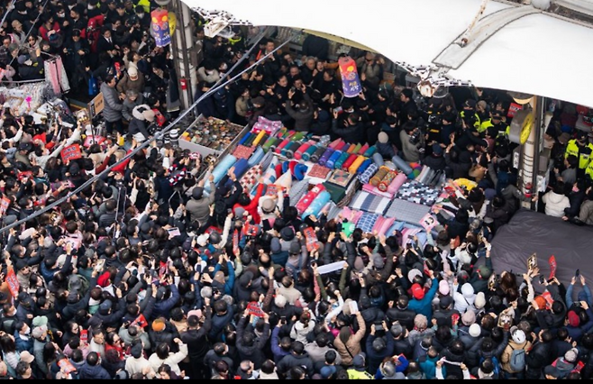 한동훈 전 대표가, 앞서 대구 서문시장을 찾아 지지자들에 둘러싸여 이동하고 있는 모습. (본인 페이스북)
