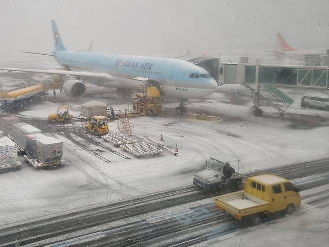 지난 2023년 12월 폭설이 내린 제주국제공항에서 출발을 준비 중인 항공기들. 최충일 기자