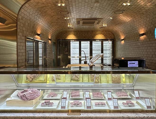 매장 입구의 부처룸에는 고기가 진열돼 있다. 이러한 연출은 원육에 대한 신뢰는 물론, 식사에 대한 기대감까지 높인다. 사진 김광중
