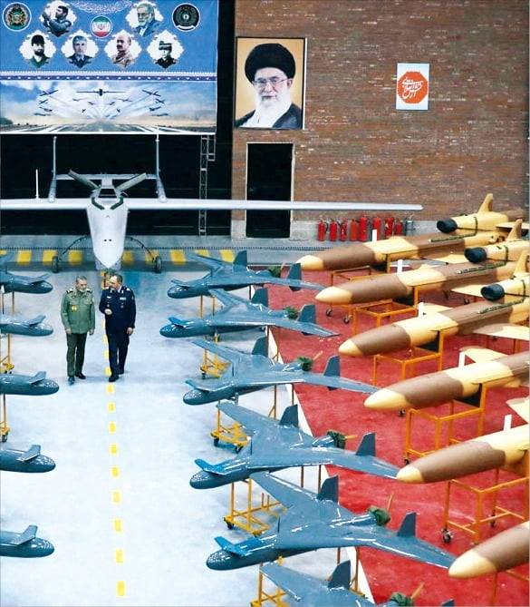 < 이란 지하 시설 빼곡히 채운 드론 > 압둘라힘 무사비 전 이란 육군 총사령관(왼쪽)이 지난해 이란 내 지하 시설에서 새로 도입한 드론을 확인하고 있다. 무사비 전 총사령관은 최근 미국의 공격으로 사망했다. /로이터연합뉴스