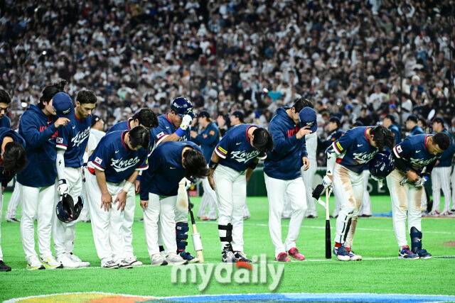 7일 일본 도쿄돔에서 열린 2026 월드 베이스볼 클래식(WBC) 조별리그 한국-일본 경기. 한국이 8-6으로 일본에 패배한 후 인사를 하고 있다./도쿄(일본)=한혁승 기자