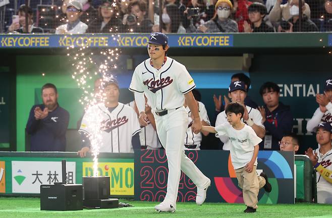 지난 5일 일본 도코돔에서 열린 2026 월드베이스볼클래식(WBC) 조별리그 C조 1차전 한국과 체코의 경기에서 한국 김도영이 입장하고 있다. 연합뉴스