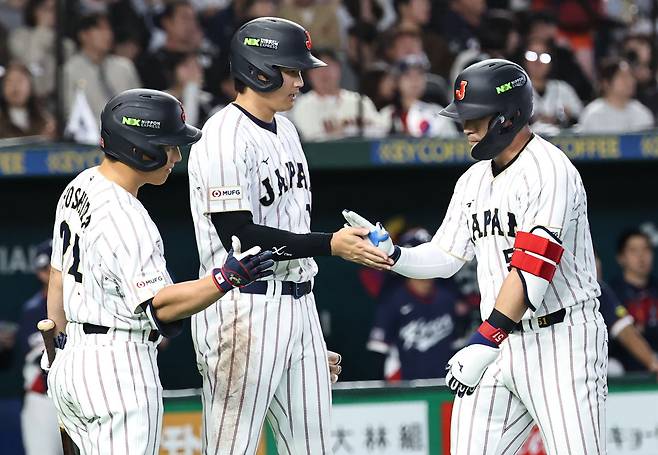 7일 일본 도쿄돔에서 열린 2026 WBC 조별리그 C조 2차전 대한민국과 일본의 경기. 1회말 1사 2루 일본 스즈키가 우중간 투런 홈런을 치고 오타니와 하이파이브를 하고 있다. 연합뉴스