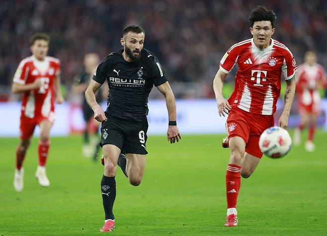 묀헨글라드바흐의 프랑크 오노라트가 바이에른 뮌헨의 김민재와 경합 장면. 로이터연합뉴스