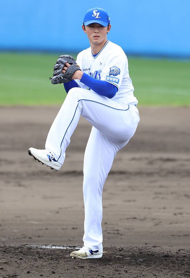 ▲ 올해 삼성의 아시아쿼터 선수로 입단한 일본 출신 우완 미야지 유라는 7일 KT와 연습경기에 팀이 2-4로 뒤진 4회 등판해 1이닝 동안 14개의 공을 던지며 볼넷 하나를 주기는 했지만 안타를 맞지는 않으면서 1이닝 무실점을 기록했다. ⓒ삼성라이온즈