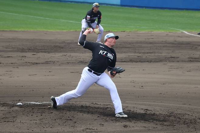 ▲ 3이닝 동안 58개의 공을 던지며 예정대로 빌드업을 마친 KT 선발 맷 사우어 ⓒKT위즈