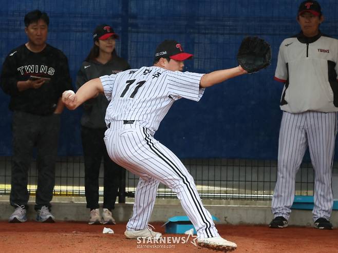 LG 트윈스가 지난 2월 27일 일본 오키나와현 카데나 야구장에서 스프링캠프 일정을 진행했다. 함덕주가 불펜 피칭 훈련을 하고 있다. /사진=김진경 대기자