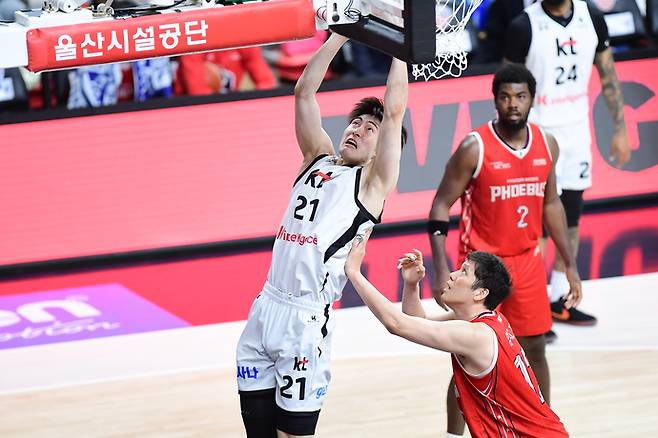 8일 울산 동천체육관에서 열린 2025~2026 LG전자 프로농구 정규리그 현대모비스와의 원정 경기서 KT 이두원이 슛을 시도하고 있다. 사진=KBL