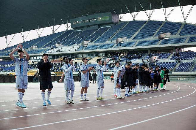 인천유나이티드 선수단이 광주FC와의 경기후 팬들에게 인사를 하고 있다.