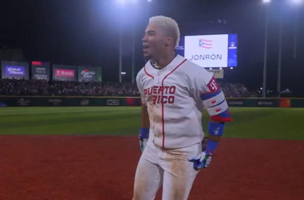 끝내기 홈런을 기록한 허네이스(사진=중계방송 화면)