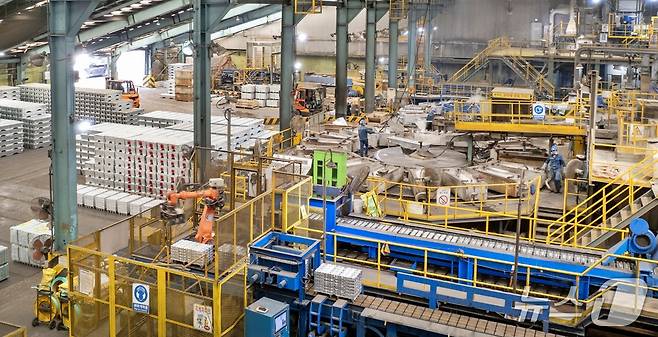 고려아연 온산제련소 정련 제2공장 자동 주조기(고려아연 제공)